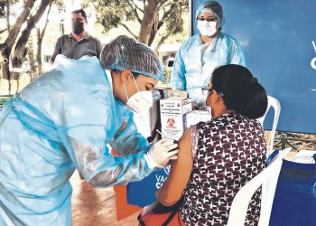 Residentes de Tecapán, Usulután, se vacunan contra la COVID-19