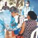 Residentes de Tecapán, Usulután, se vacunan contra la COVID-19