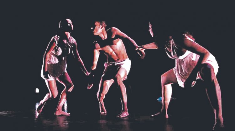 Carlos Bonilla nació
en San Marcos, en
1987. Su formación
como artista fue en
escuelas nacionales
Humanum Tempore y Macholah, y en el
grupo de danza de la UCA.