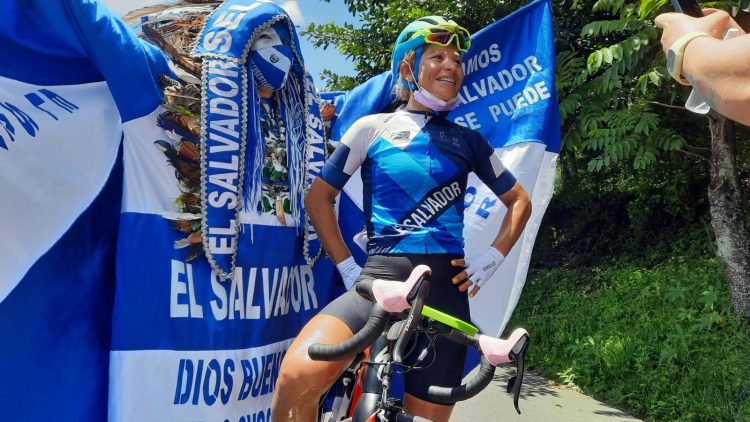 La cuscatleca Évelyn García conquistó bronce en la prueba de ruta realizada hoy. Foto Rafael Cárcamo.
