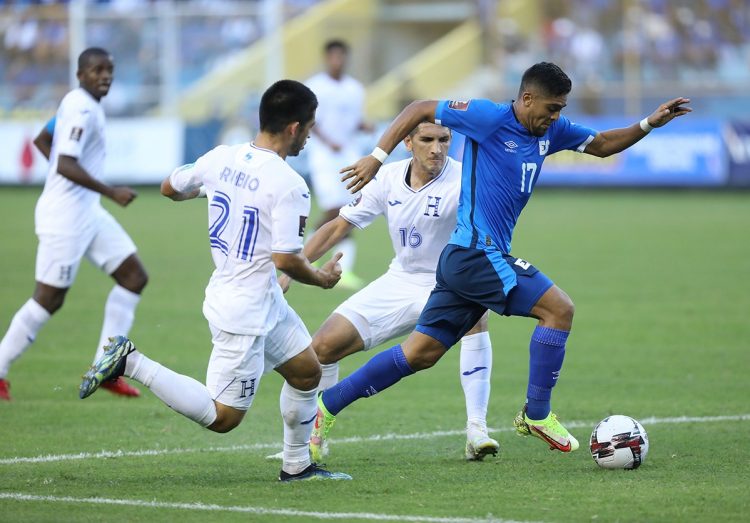 El seleccionado nacional Jairo Henríquez logra burla la marca de dos hondureños. Foto David Martínez.