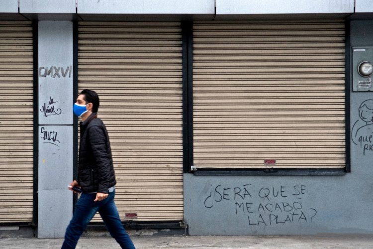 El comercio en Costa Rica solo está permitido hasta el 25 % de sus capacidad. Foto AFP.