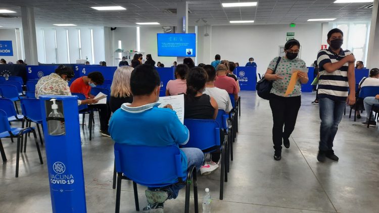 Cada día, más salvadoreños completan el proceso de inmunización contra la COVID-19 en los 166 establecimientos habilitados a escala nacional. Foto: Boris Lozano/DES.