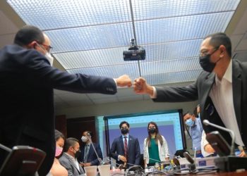 Anda y diputados discuten ley para favorecer a usuarios deudores