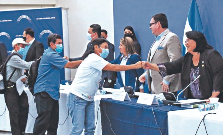 Aportes. Los diputados de la comisión 
«ad hoc» continúan recibiendo propuestas para ser incluidas en la ley de agua.