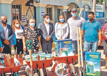 Gobierno de El Salvador entrega insumos a emprendedores de El Carmen, Cuscatlán