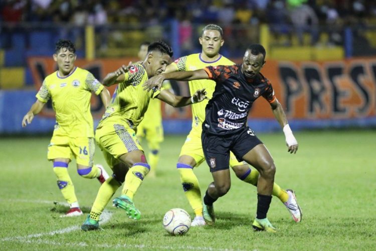Águila no pudo anoche sacar el empate ante Municipal Limeño, que le derrotó 1-0. Foto Luis Umaña.