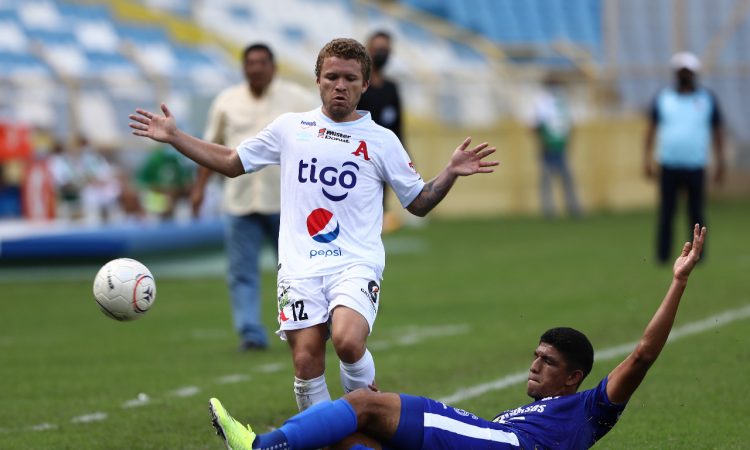 Alianza impuso su mayor jerarquía sobre Atlético Marte y le derrotó en el pasto del Cuscatlán 3-1. Foto Luis Umaña.