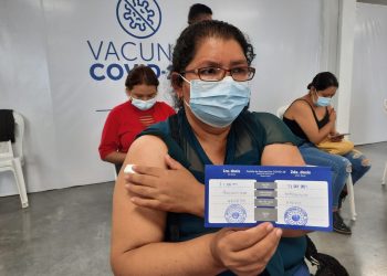 «Esta enfermedad no es un juego»: María González perdió a su esposo por COVID-19 en 2020, ahora recibe su vacuna