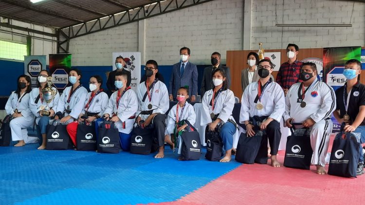 El Embajador de La República de Corea, Yang Hyungil, junto a las autoridades de la Federación de Tae Kwon Do, clausuraron la Copa Embajador de Corea 2021. Fotos Rafael Cárcamo.