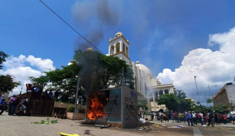 La oposición quemó un cajero Chivo en la marcha del 15 de septiembre pasado.