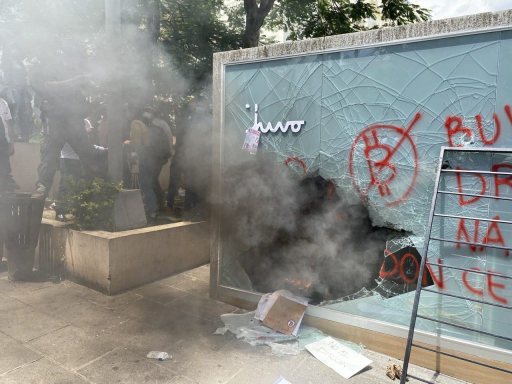 Presidente Nayib Bukele condena enérgicamente los actos vandálicos cometidos durante las manifestaciones en San Salvador