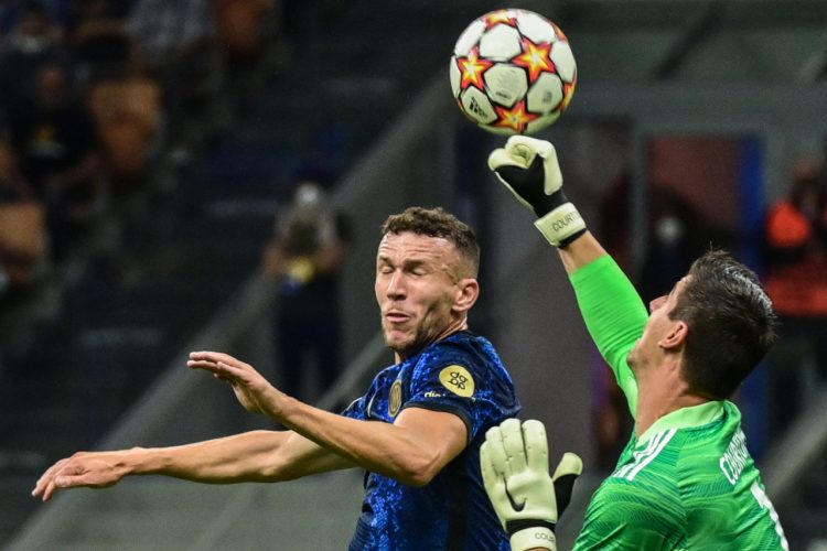 Thibaut Courtois, guardameta del Real Madrid, sale a cortar un balón que buscaba un atacante del Inter, durante el juego que el Madrid ganó 1-0 en Milán. Foto AFP.