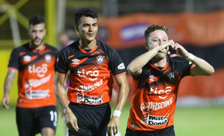 Farbricio Alfaro, festeja con sus compañeros el gol que le anotó a Platense y que dio el triunfo a su equipo por 1-0. Foto Diego García.
