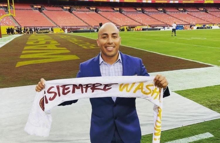 Conozca al comentarista salvadoreño que regaló pupusas a su colega durante un partido de la NFL