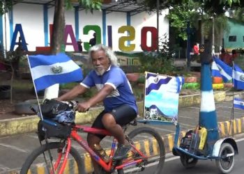 Salvadoreño brinda homenaje a su patria a bordo de una bicicleta al recorrer los 14 departamentos