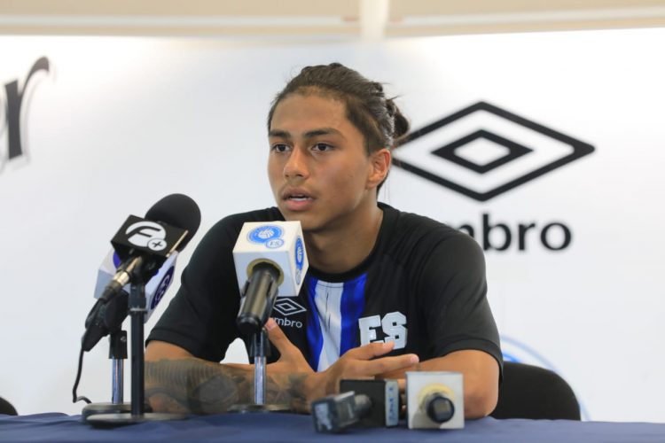 Ronny Arévalo en conferencia de prensa en Fesfut. Foto: René Estrada