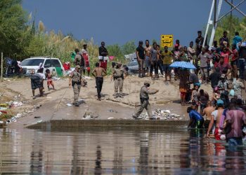 Biden enfrenta crisis por trato «inhumano» a migrantes: «Es una violación a los derechos humanos internacionales»