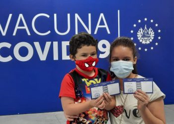 «Invito a los papás a que se acerquen a los centros de vacunación porque es mejor para los niños»: Blanca Beatriz, madre salvadoreña