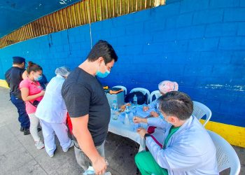 Alcaldía de San Salvador brinda atención médica y esparcimiento a familias afectadas por incendio en Mercado San Miguelito