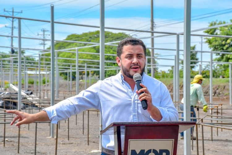 Ministro de Obras Públicas, Romeo Rodríguez Herrera.