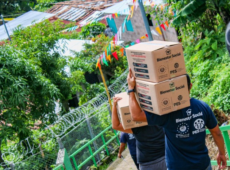 Gobierno de El Salvador continúa con la entrega de paquetes alimentarios a familias de La Paz
