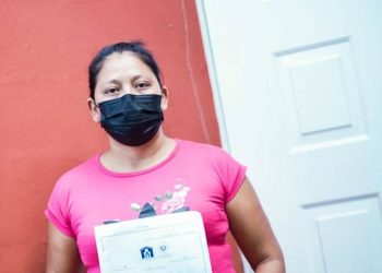 Ministra de Vivienda, Michelle Sol, entrega casa a Aracely Hernández, en Santa Ana