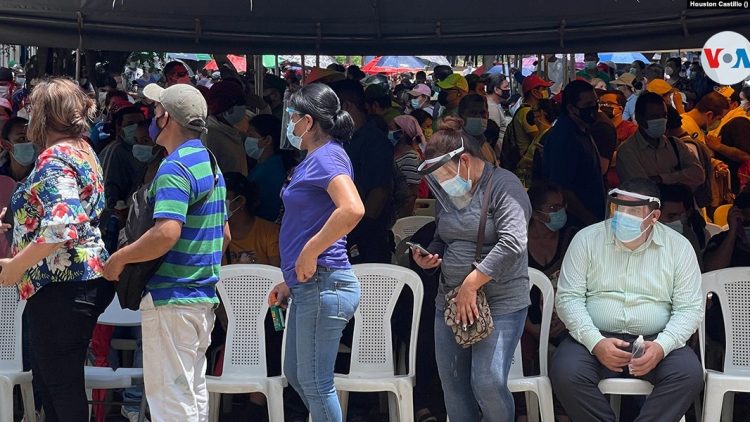 La apertura de la
fase de mayores de
30 años fue todo un
caos y las vacunas
se agotaron L rápidamente. Foto: La VOA.