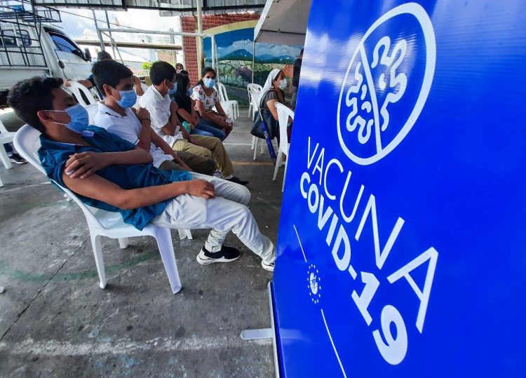 Santa María Ostuma. Los habitantes llegaron desde tempranas horas para recibir el fármaco.