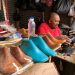 Salvadoreño retornado funda su propio taller de zapatería y se convierte en líder en su comunidad