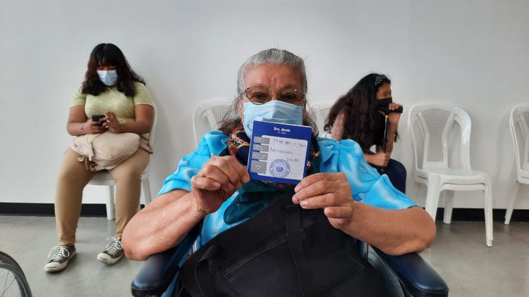 Los adultos mayores y grupos de riesgos deben recibir la tercera dosis contra COVID-19 oportunamente. Foto: Boris Lozano/DES.