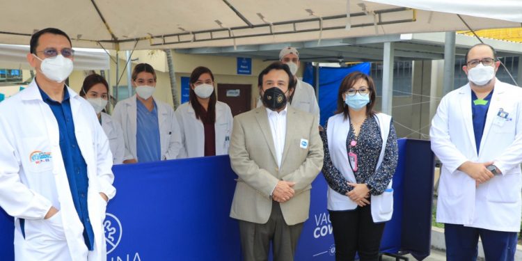 Gobierno de El Salvador aplica tercera dosis anti-COVID-19 e insta a grupos habilitados a vacunarse