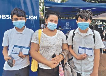 Maestros colaboraron para que una madre llevara a sus hijos  a vacunarse en Sonsonate
