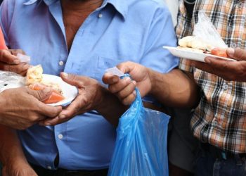 Marchan contra el Gobierno de El Salvador a cambio de dos pupusas y un café