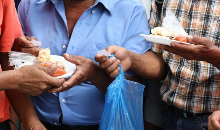 Marchan contra el Gobierno de El Salvador a cambio de dos pupusas y un café