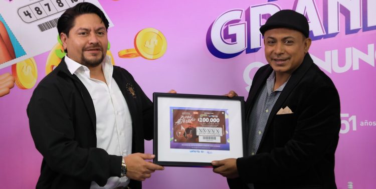 Javier Milián (izquierda), presidente de la Lotería Nacional de Beneficencia reconoció la trayectoria del artista musical Zonaí Alvarado (derecha). Foto: Cortesía.
