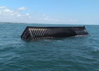 Encuentran 11 contenedores flotando en el océano frente a la Barra de Santiago