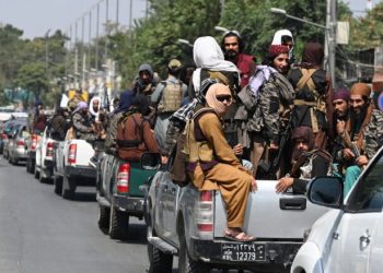 Talibanes cerca de formar gobierno en Afganistán en medio de inusual protesta de mujeres
