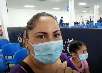 «Es maravilloso lo que están haciendo. No soy salvadoreña, pero es un orgullo vivir aquí»: madre nicaragüense lleva a su hija a recibir su vacuna