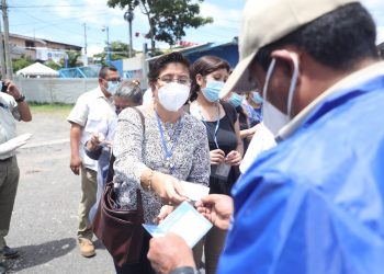 FOTOS: Ministerio de Salud verifica cartillas de vacunación para ingresar al Estadio Cuscatlán
