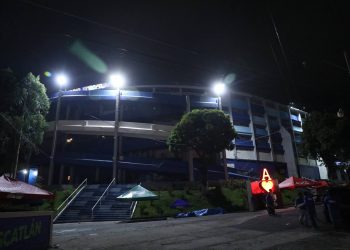 ¡INSÓLITO! Honduras no pudo reconocer el Cuscatlán porque el encargado de enceder las luces ya no estaba en el estadio