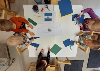 Fotos | Niños de Finlandia construyen la bandera salvadoreña en honor al bicentenario