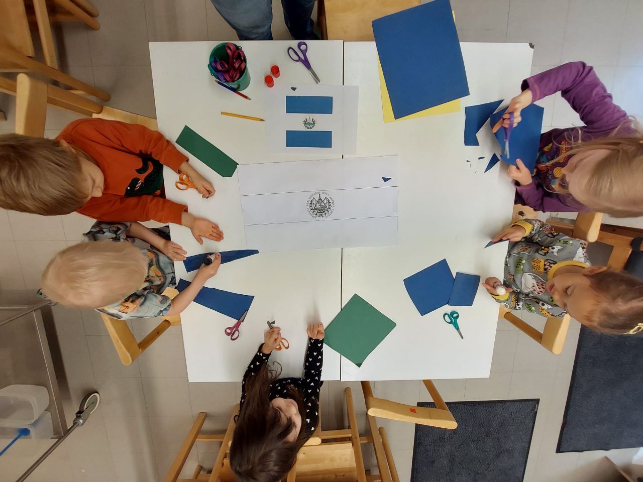 Fotos Niños de Finlandia construyen la bandera salvadoreña en honor