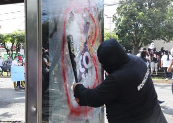 Manifestantes dañan propiedad pública y privada en el marco del bicentenario de independencia