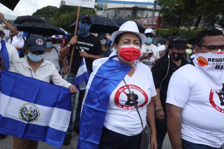 Exdiputada por el FMLN, Yancy Urbina, desfila en el marco del bicentenario de independencia patria.