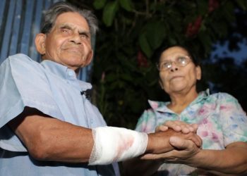 Cohete detonado por manifestantes lesiona a pastor durante manifestación en San Salvador