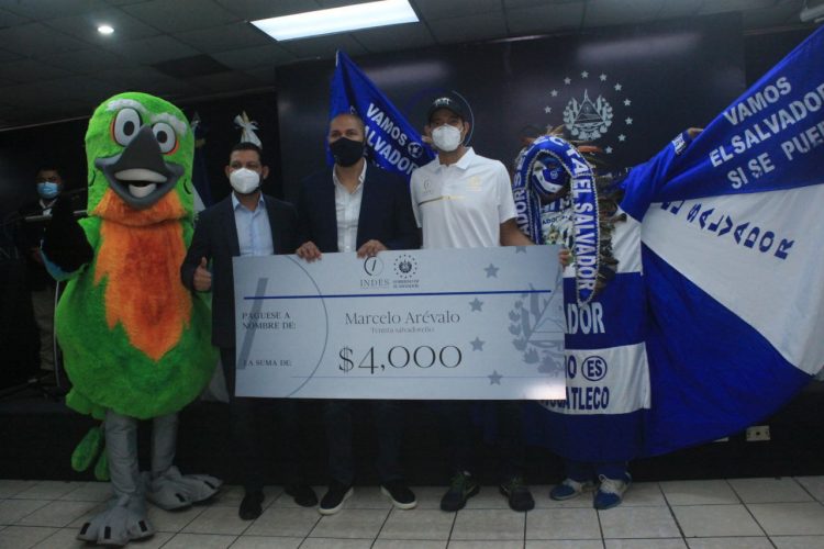 Yamil Bukele entregó el reconocimiento económico al tenista Marcelo Arévalo. Foto Guillermo Martínez / DES