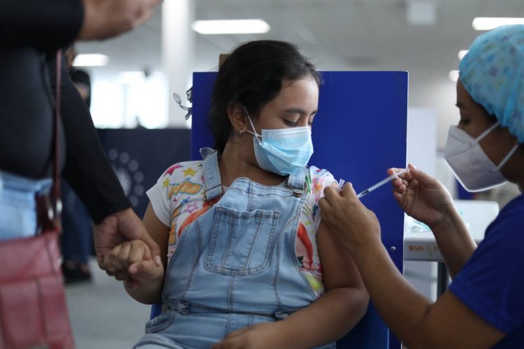 Padres de familia acompañan a sus hijos a recibir la vacuna contra la COVID-19. Foto: David Martínez
