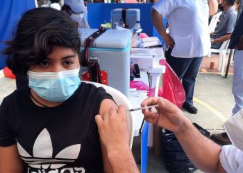 Salvadoreños agradecen al Gobierno la estrategia de vacunación móvil contra la COVID-19