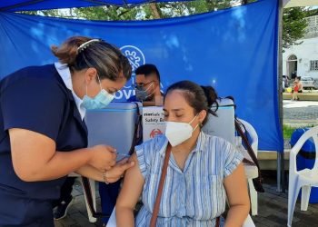 Más salvadoreños inician su proceso de inmunización gracias a los centros móviles en el interior del país